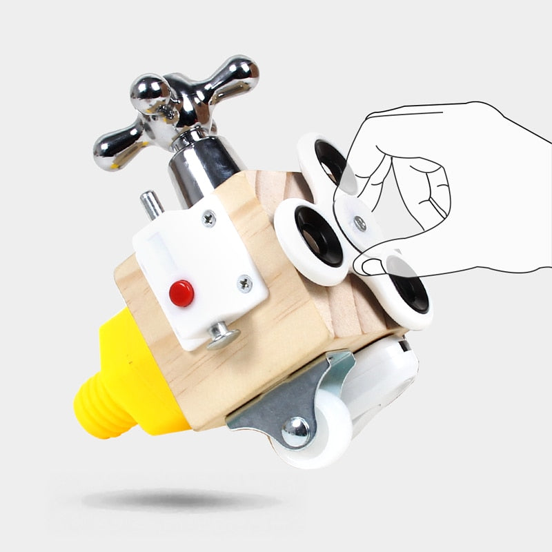 Holzspielzeug Fidget Cube mit Metallgriff, gelber Basis, Handillustration, Stressabbau.