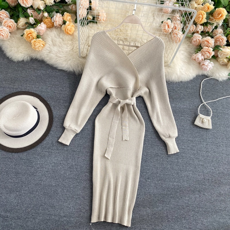 Beiges Strickkleid mit Gürtel, V-Ausschnitt, langen Ärmeln, elegant, Damenmode.