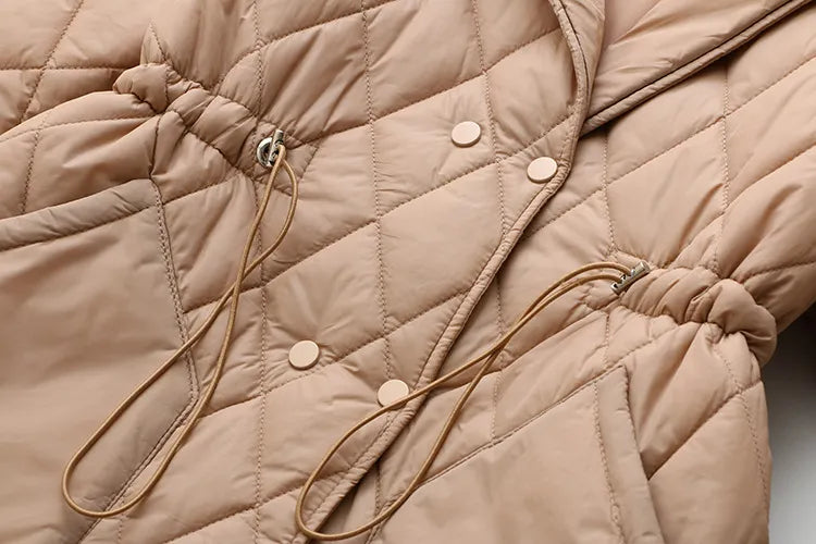 Beige gesteppte Jacke mit Kordelzug, Druckknöpfen, modisch, warm, Damenbekleidung.