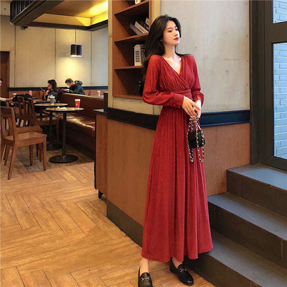 Frau in langem rotem Kleid in Café, elegante Abendmode, modisches Design, Freizeitkleidung.