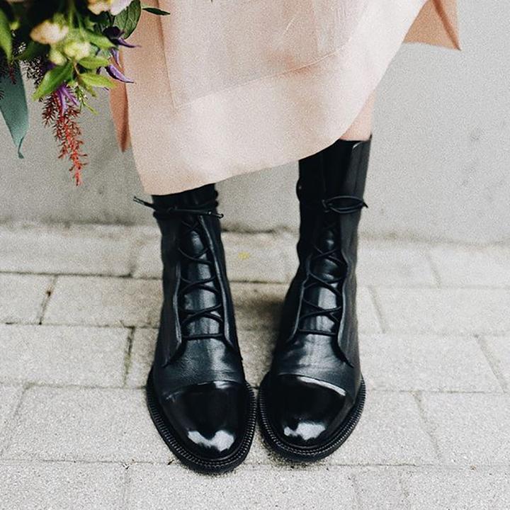 Schwarze Lederstiefel Damen, Schnürstiefel, modisch, elegant, Herbstmode, Outdoor-Schuhe.