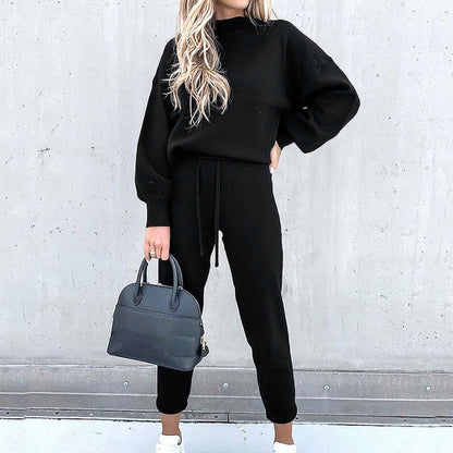 Frau in schwarzem Jumpsuit mit Tasche, lässige Mode, Herbst-Outfit, Streetstyle.