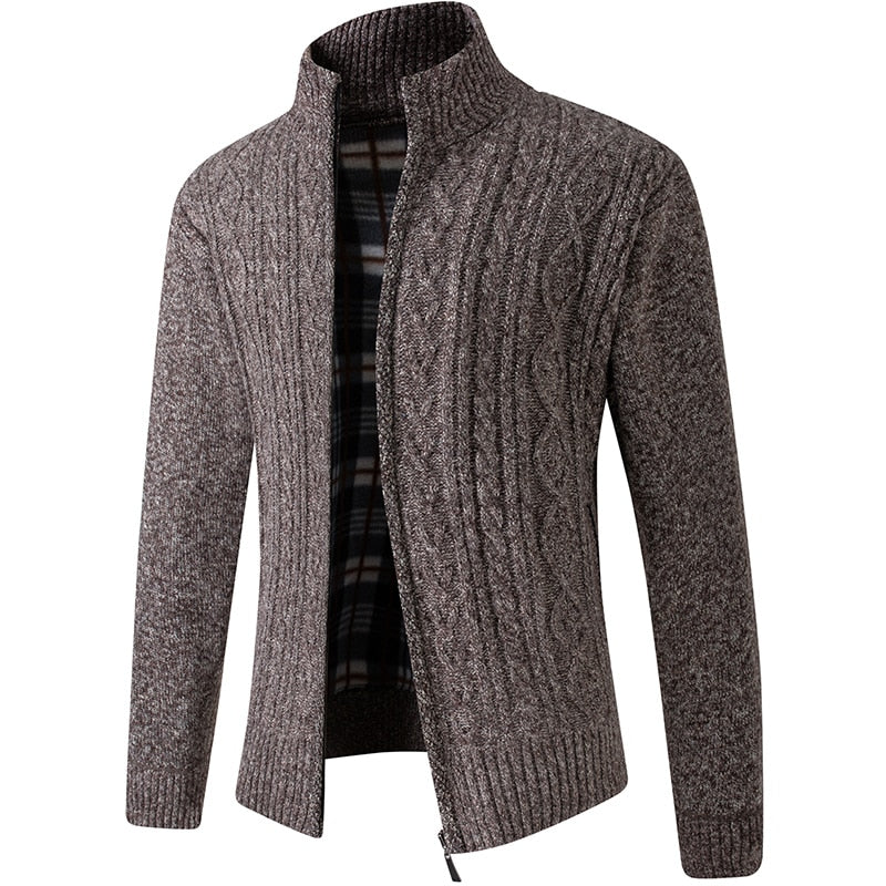 Braune Strickjacke Herren, Reißverschluss, Zopfmuster, warm, modisch, Herbstmode.