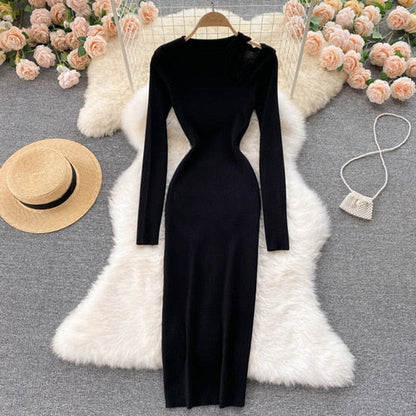 Schwarzes langärmeliges Kleid, figurbetont, auf weißem Fell, umgeben von Rosen und Strohhut.