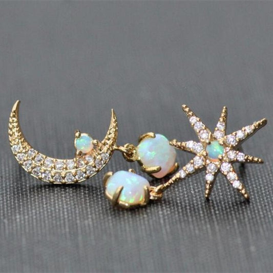 Goldene Ohrringe mit Mond- und Sternmotiv, Opalsteinen, funkelnde Kristalle, Schmuckaccessoire.