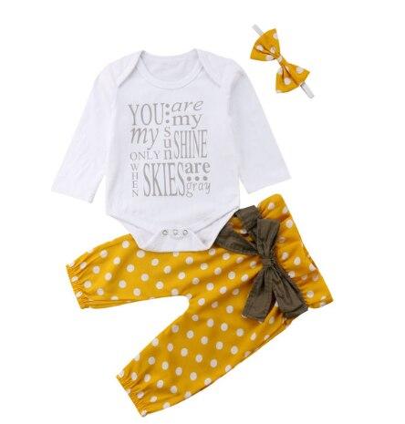 Babyoutfit med text och volangbyxor – Höstunderverkset