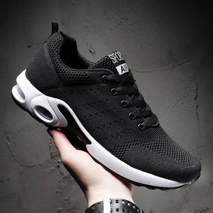 Schwarzer Sportschuh, atmungsaktiv, mit weißer Sohle, ideal für Laufen und Fitness.