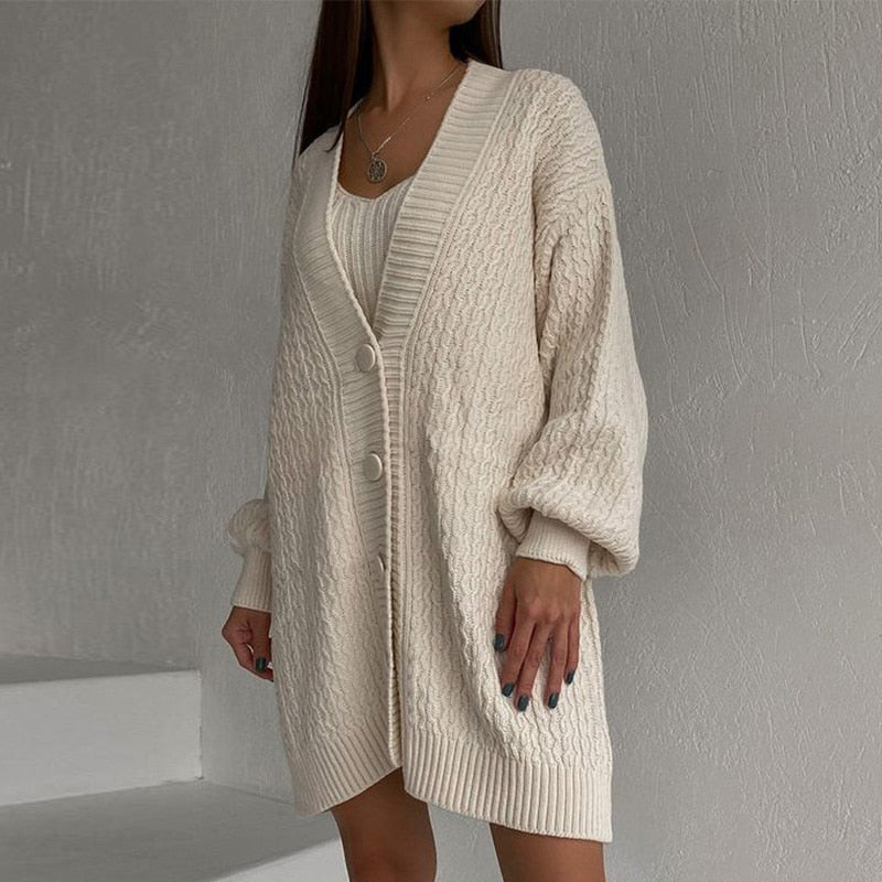 Damen Strickjacke, cremefarben, grob gestrickt, V-Ausschnitt, Knöpfe, modisch, Herbstmode.