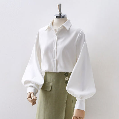 Weiße Bluse mit Ballonärmeln, Damenmode, elegantes Design, Baumwolle, Büro-Outfit.