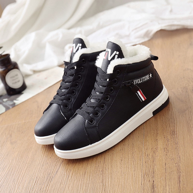 Schwarze Damen-Sneaker mit weißem Kunstfellfutter, modisch, bequem, rutschfeste Sohle.