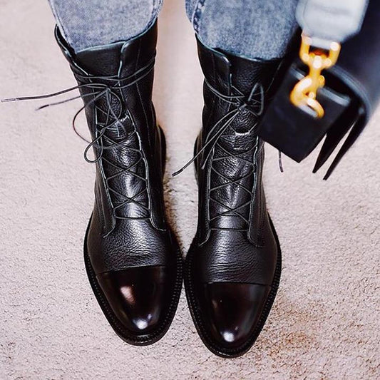 Schwarze Lederstiefel mit Schnürung, elegantes Design, Damenmode, Herbst-Winter-Trend.