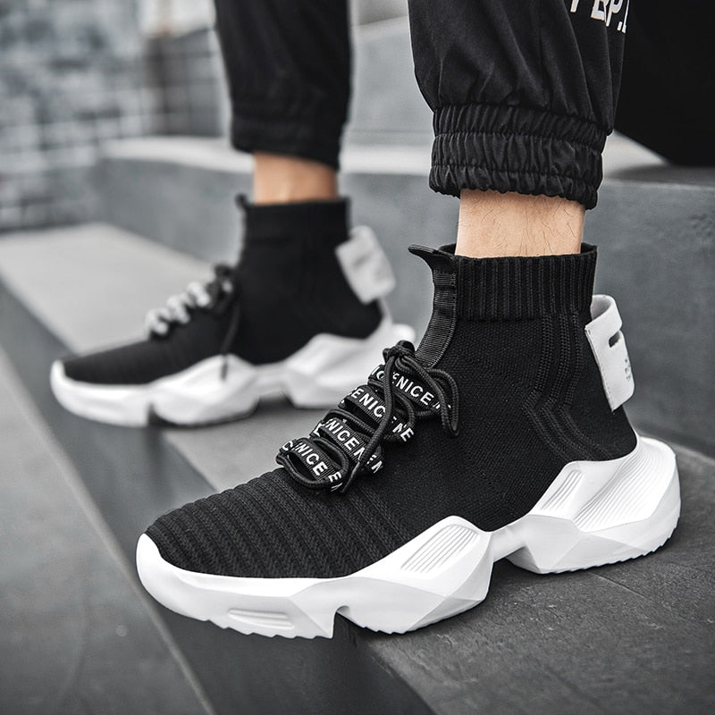 Schwarze Sneaker mit weißer Sohle, atmungsaktives Material, modisches Design, Herrenmode.