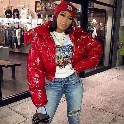 Frau in roter Daunenjacke, Jeans, roter Mütze, vor Bekleidungsgeschäft, urbaner Stil.