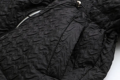 Schwarze gesteppte Jacke mit Reißverschluss, strukturierte Oberfläche, modisch, warm.
