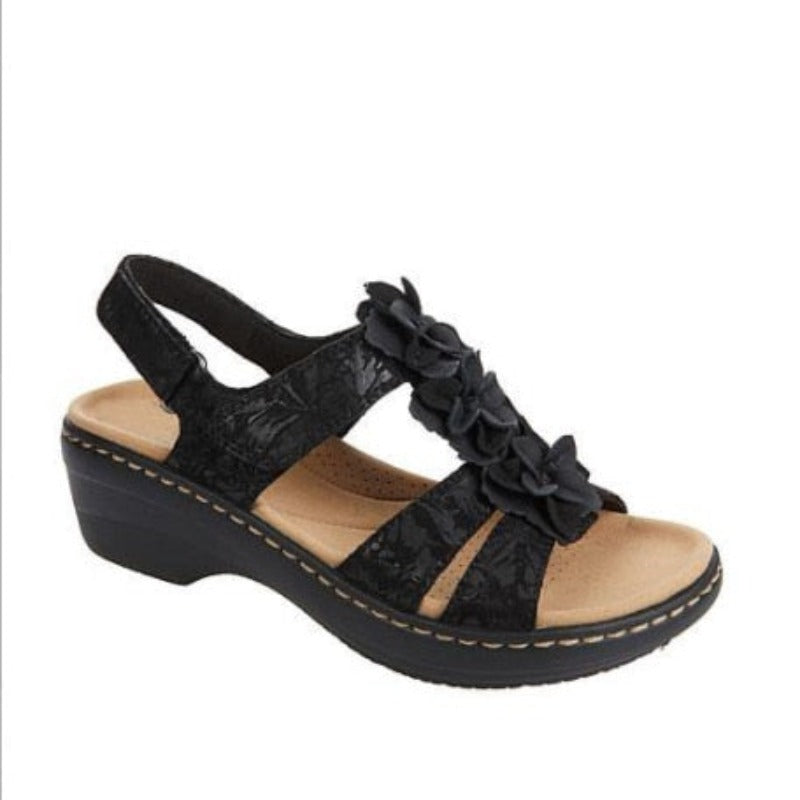 Schwarze Damen-Sandale mit Blumenapplikation, Keilabsatz, bequem, Sommermode.
