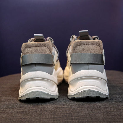Weiße und graue Sneaker, Rückansicht, auf grauem Hintergrund, modische Sportschuhe.