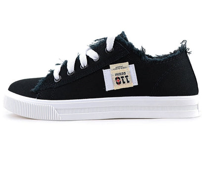 Schwarzer Sneaker aus Denim mit weißen Schnürsenkeln und Gummisohle, lässiger Freizeitschuh.