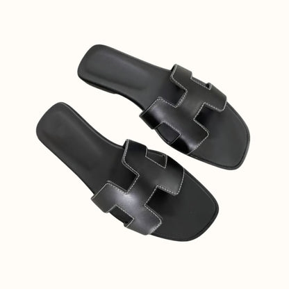 Schwarze Ledersandalen mit breiten Riemen, modische Sommerschuhe für Damen.