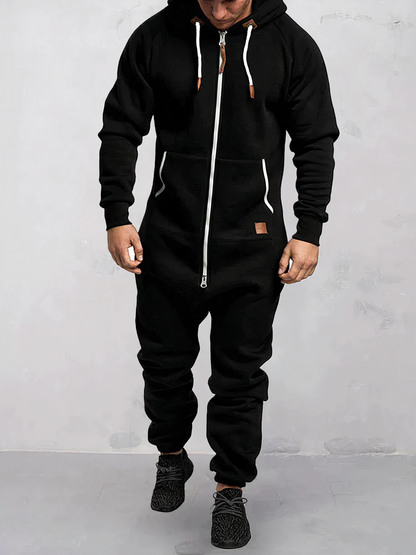 Schwarzer Herren-Jumpsuit mit Kapuze, Reißverschluss und weißen Kordeln, lässige Freizeitmode.