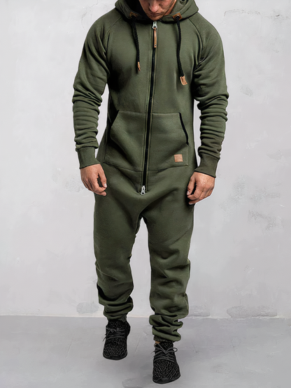 Mann in olivgrünem Hoodie-Overall, Reißverschluss, Kapuze, Freizeitmode, bequeme Kleidung.