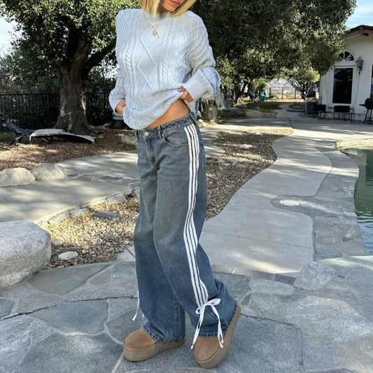 Damen Y2K Jeans, weit geschnitten, seitlich gestreift, Vintage-Design, blau, lässig, modisch.