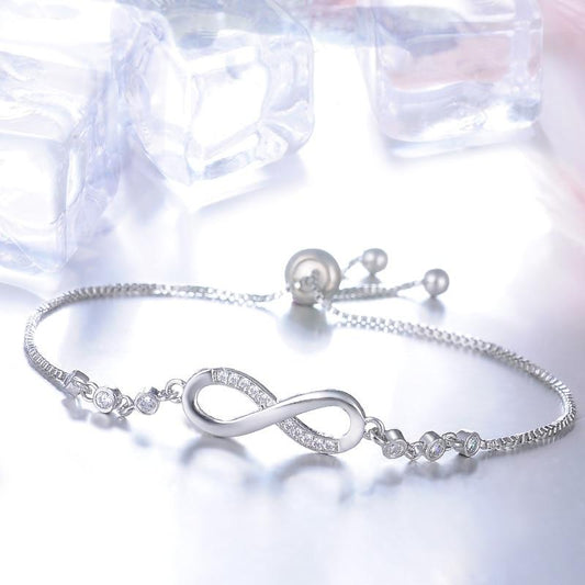 Silbernes Unendlichkeit-Armband mit Zirkonia-Steinen, verstellbar, elegantes Schmuckdesign.