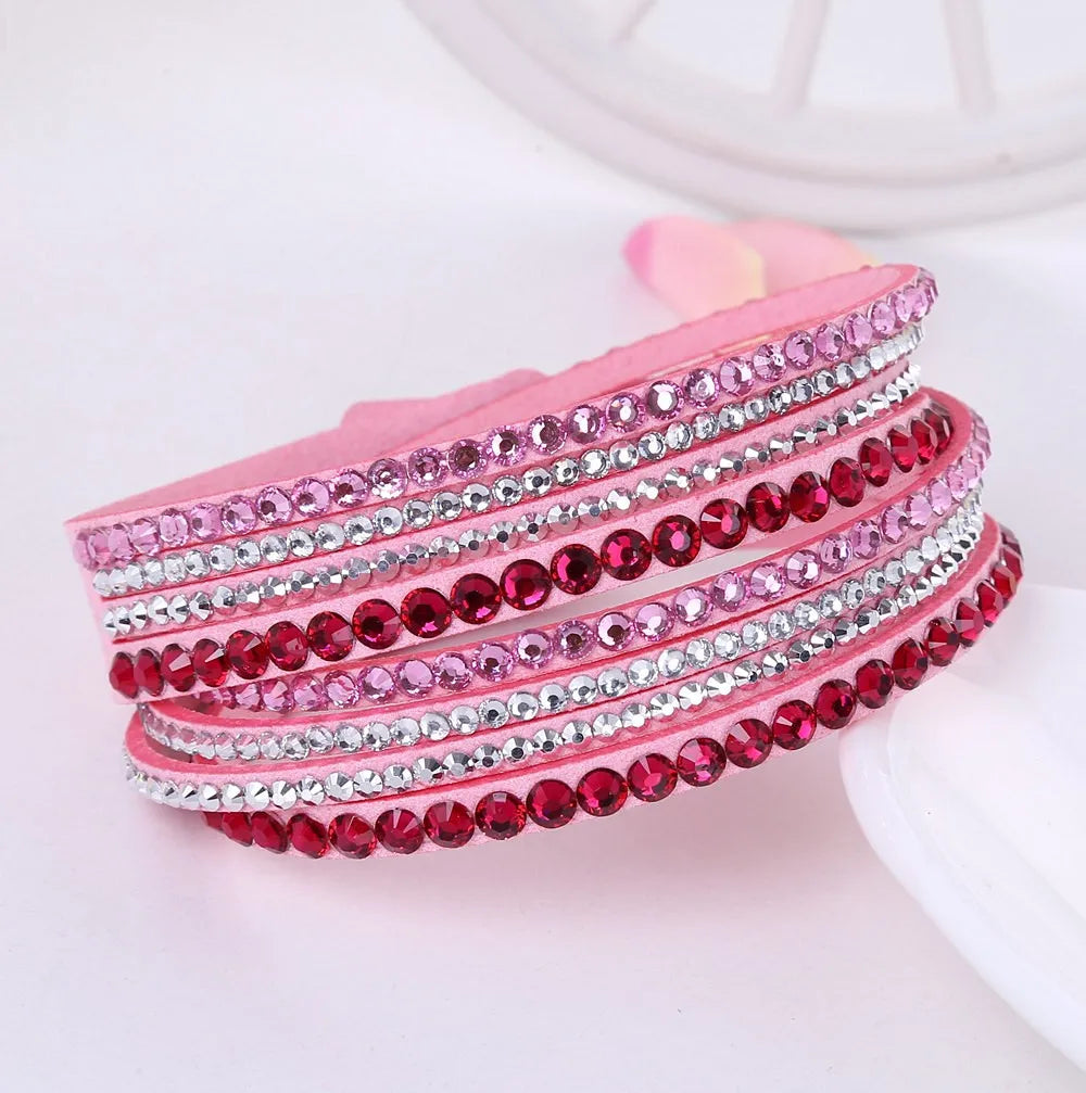 Rosa Armband mit roten und silbernen Strasssteinen, modisches Schmuckaccessoire für Damen.
