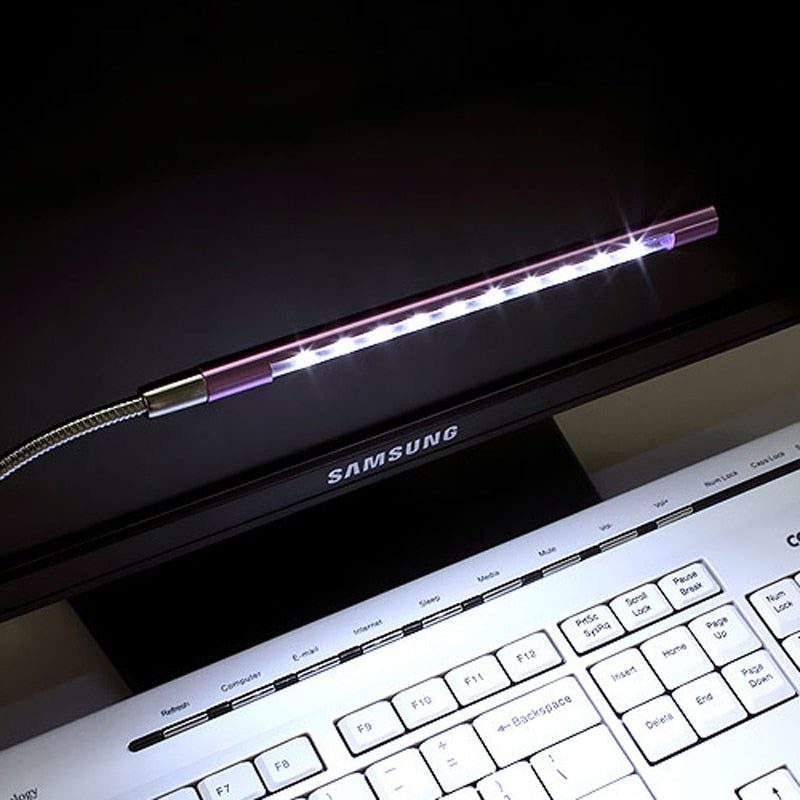Lila LED-Leselampe, USB-betrieben, flexibel, beleuchtet Tastatur, ideal für Computerarbeitsplatz.
