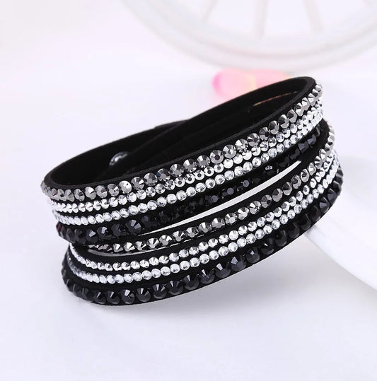 Schwarzes Armband mit weißen Kristallen, mehrlagig, modisches Schmuckaccessoire.