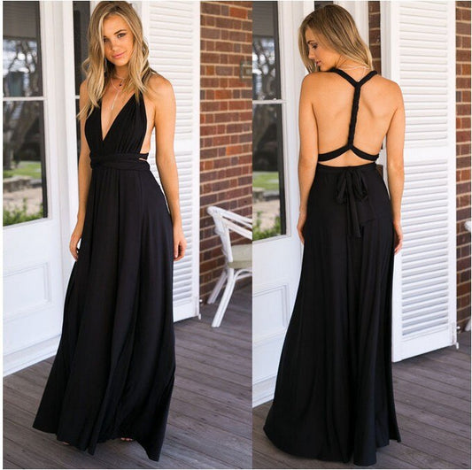 Frau in elegantem, schwarzem Abendkleid mit tiefem Rückenausschnitt auf Veranda.