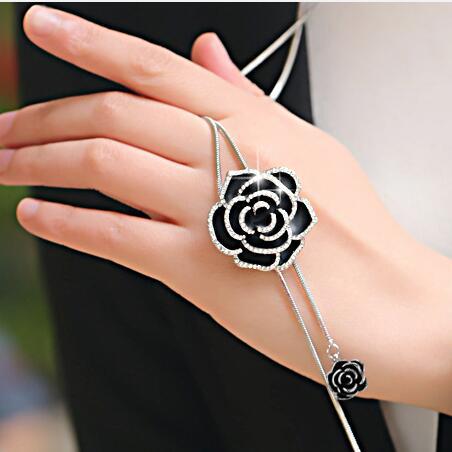 Schwarze Rosenblume Armband, Damen, Silberkette, eleganter Schmuck, modisches Accessoire.