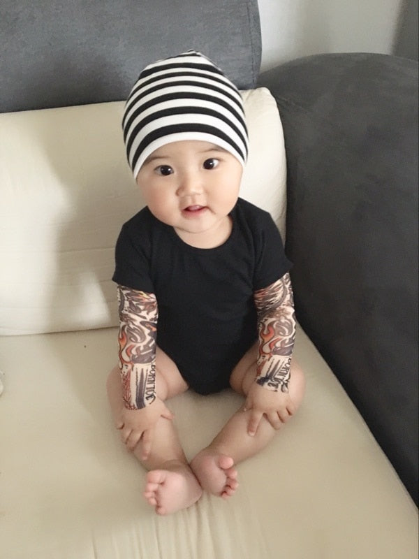 Långärmad babybody med tatueringsärmar i tryckdesign – Rockbaby