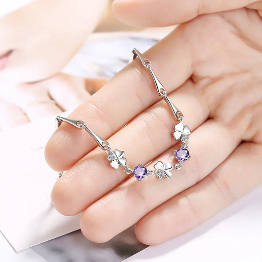 Silberne Halskette mit Schmetterlings- und Blumenanhängern, lila Kristalle, Damenmode.