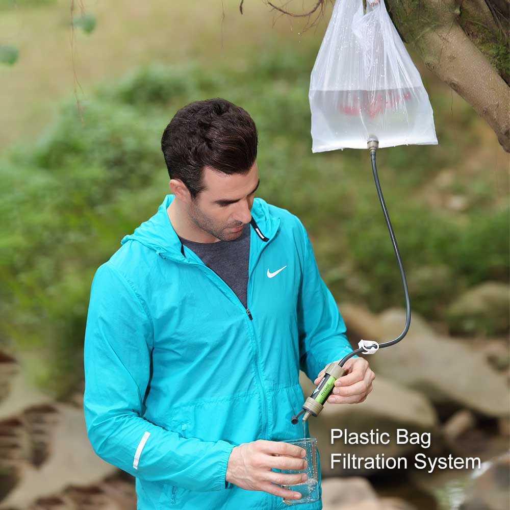 Mann mit tragbarem Wasserfiltersystem, Plastikbeutel, Outdoor, Camping, Trinkwasseraufbereitung.