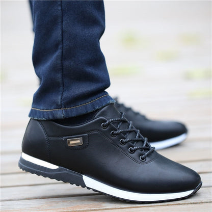 Schwarze Herren-Sneaker aus Leder, sportlich, bequem, mit weißer Sohle, modisch.