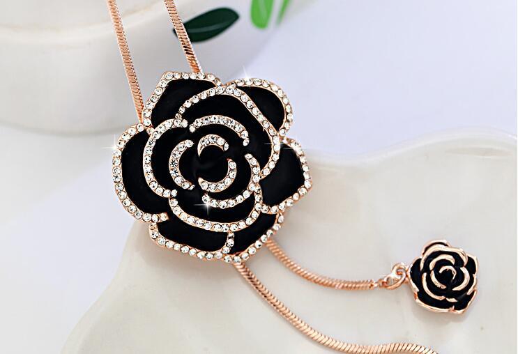 Schwarze Rosenkette mit Strasssteinen, eleganter Schmuck, Damenaccessoire, modisch.