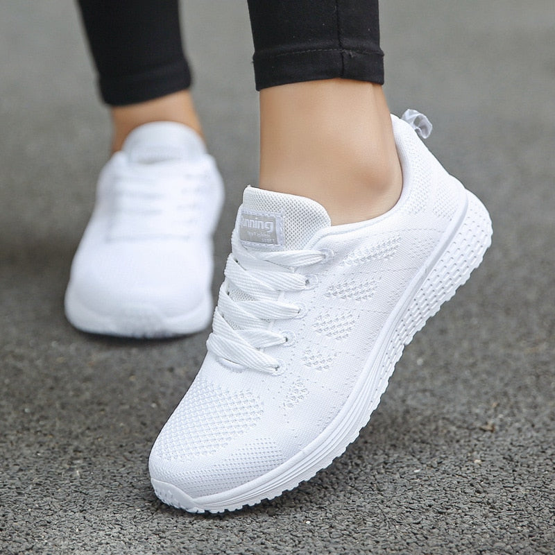 Weiße Damen-Laufschuhe, atmungsaktiv, leicht, ideal für Sport und Freizeit.