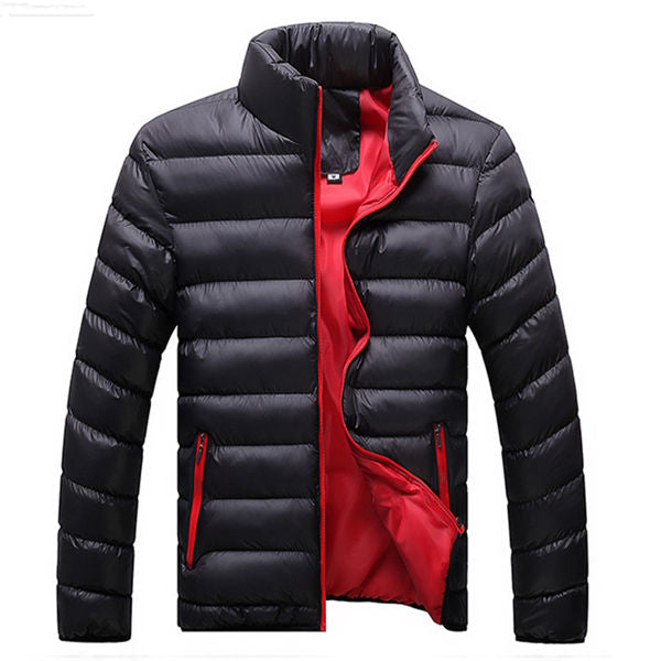 Schwarze Daunenjacke mit rotem Innenfutter, Stehkragen, Reißverschluss, Wintermode.