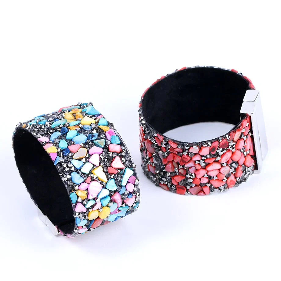 Bunte Armbänder mit Mosaiksteinen, breites Design, modisch, Damenaccessoire, Schmuck.