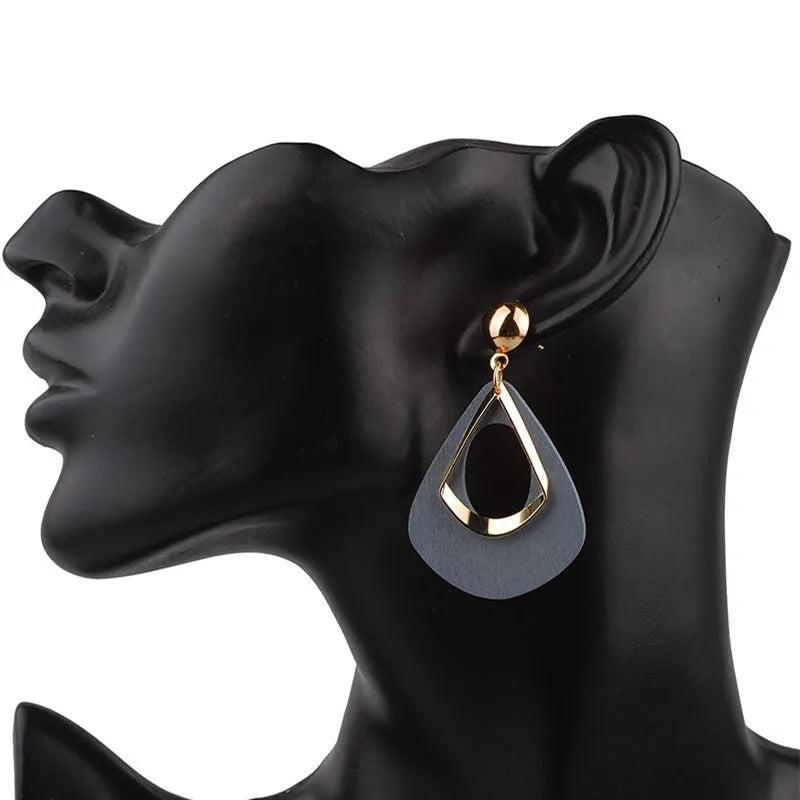 Goldene und blaue Ohrringe, geometrisches Design, Modeschmuck, Damenaccessoire.
