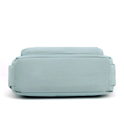 Hellblaue Umhängetasche aus Leder, minimalistisch, modisch, vielseitig für Damen.