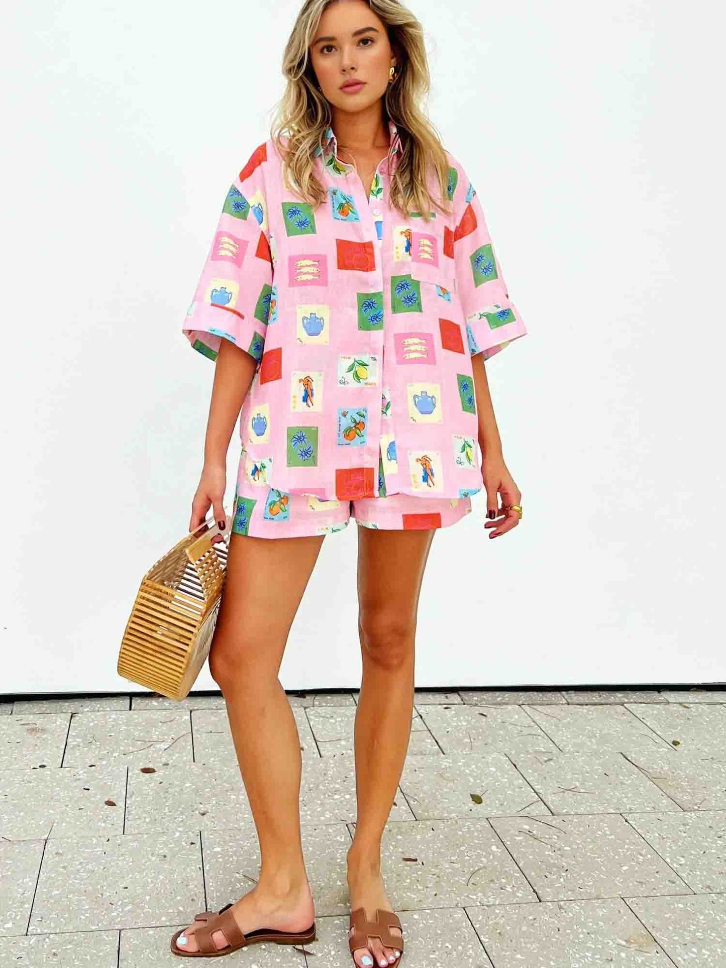 Trendig sommarkombination med färgglad blus och shorts - SonneSet