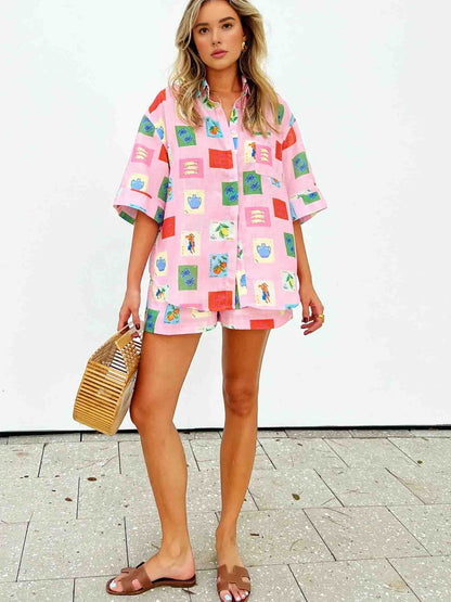 Trendig sommarkombination med färgglad blus och shorts - SonneSet