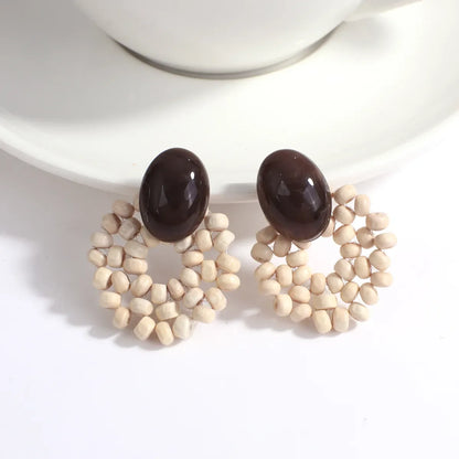 Ohrringe mit braunen Steinen und weißen Perlen, handgefertigter Schmuck, modisches Accessoire