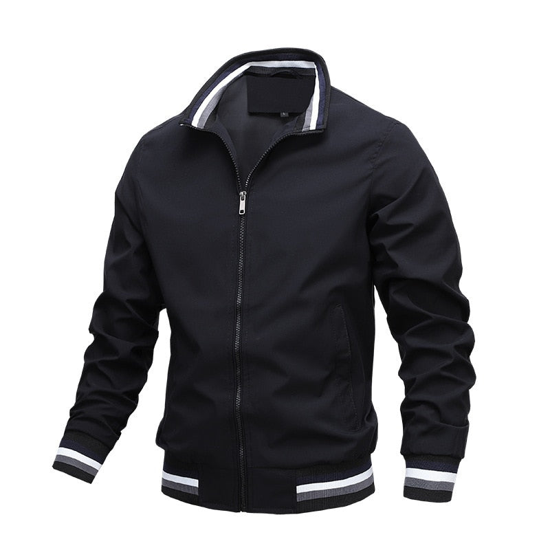 Schwarze Herren-Bomberjacke, Reißverschluss, gestreifte Bündchen, modisch, lässig.