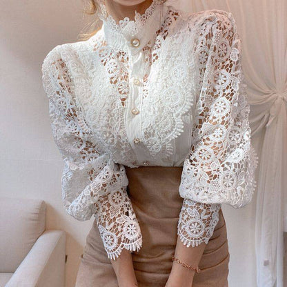 Damenbluse aus weißer Spitze mit Puffärmeln, elegantes Design, Vintage-Stil, Knopfleiste.