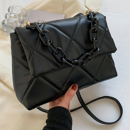 Schwarze gesteppte Handtasche mit Kettengriff, modisch, elegant, Damenaccessoire.