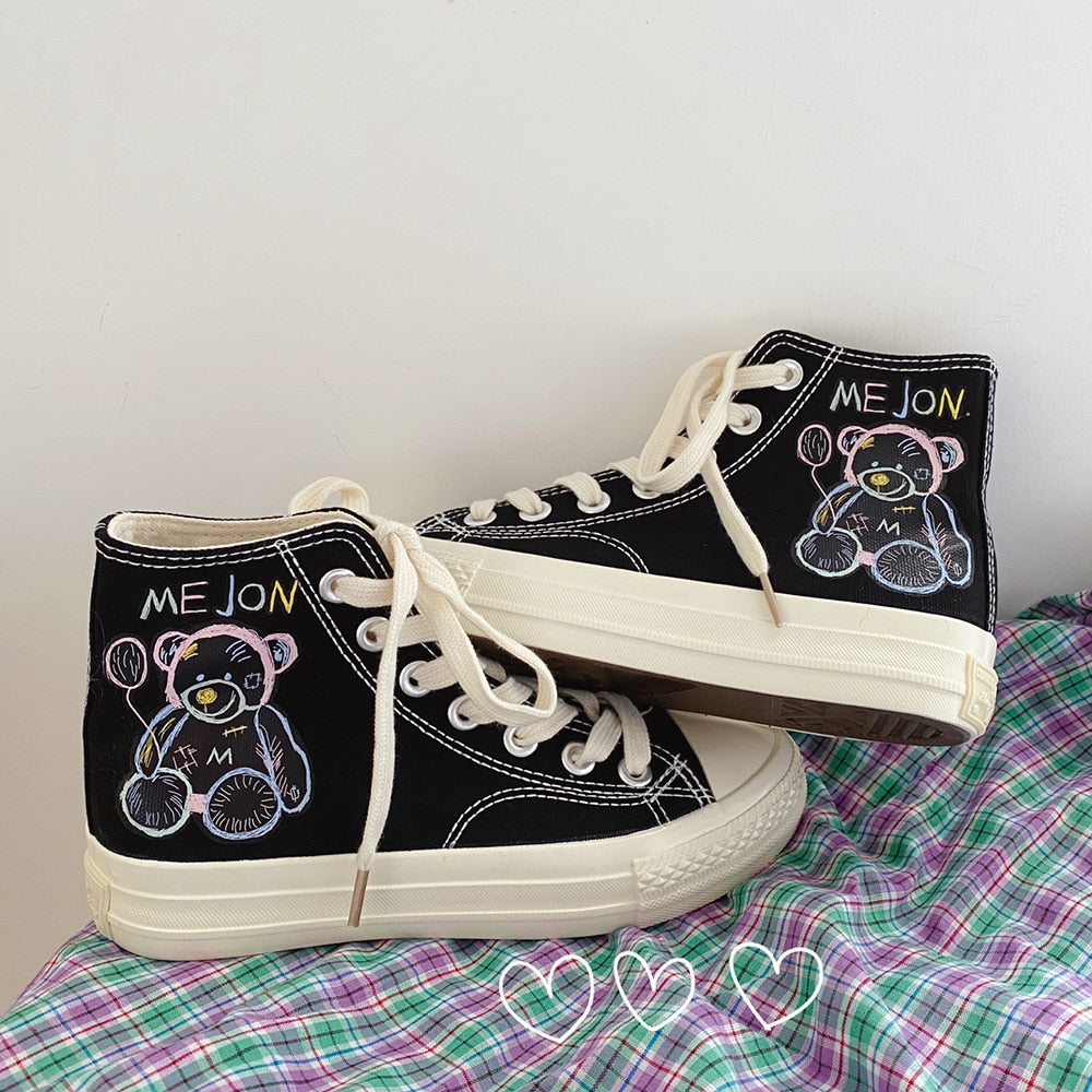 Schwarze High-Top-Sneaker mit Bärenmotiv, weiße Schnürsenkel, lässige Mode, Unisex-Design.