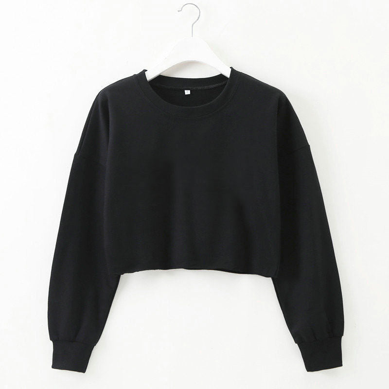 Schwarzes Damen-Cropped-Sweatshirt, langärmelig, Baumwolle, lässig, modisch, auf Bügel.
