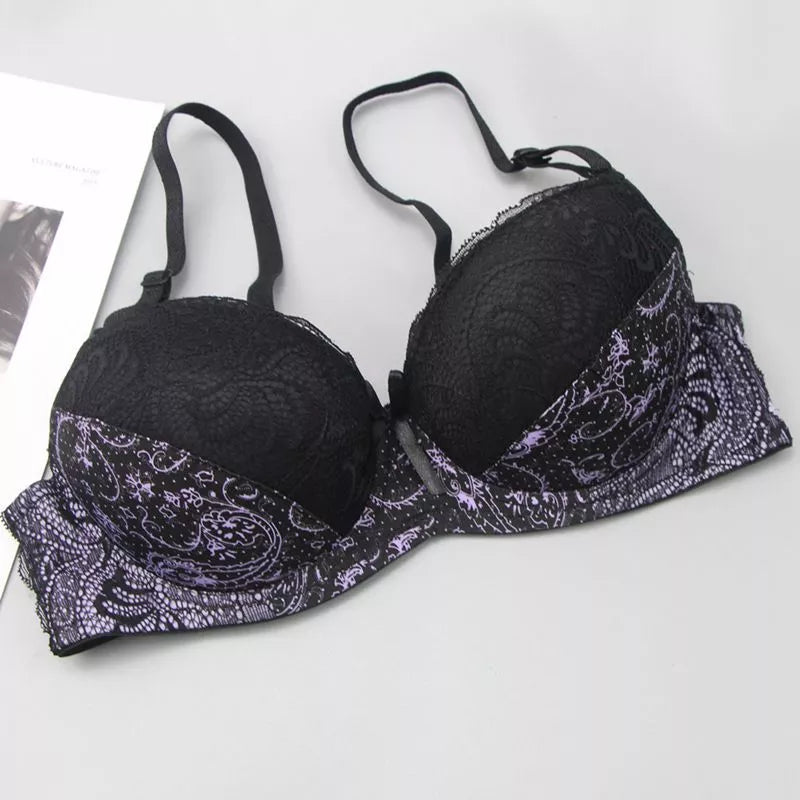 Schwarzer Spitzen-BH mit lila Muster, verstellbaren Trägern, elegantes Dessous-Design.